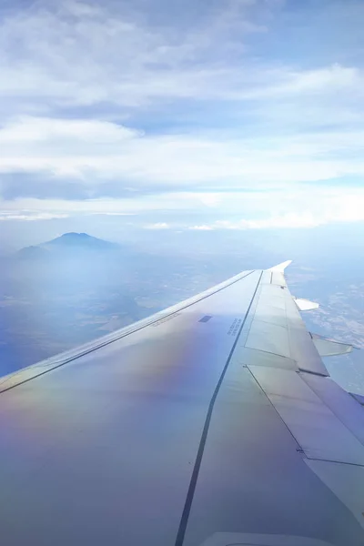Vista da janela do avião no lado da asa — Fotografia de Stock