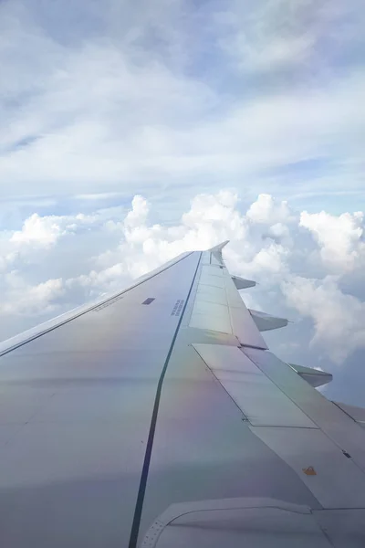 Вид на окно самолета на крыльце — стоковое фото