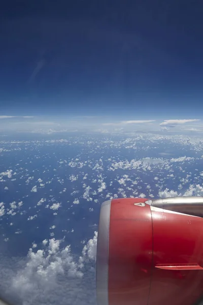 Uitzicht vanuit venster vliegtuig — Stockfoto