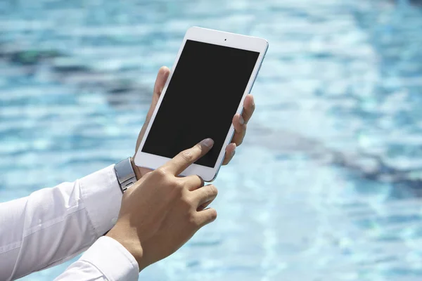 Unrecognizable businessman using phone — Stock Photo, Image