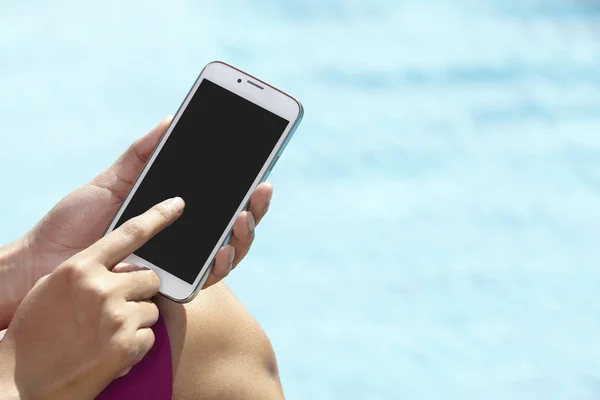 Mujer de negocios irreconocible usando el teléfono — Foto de Stock