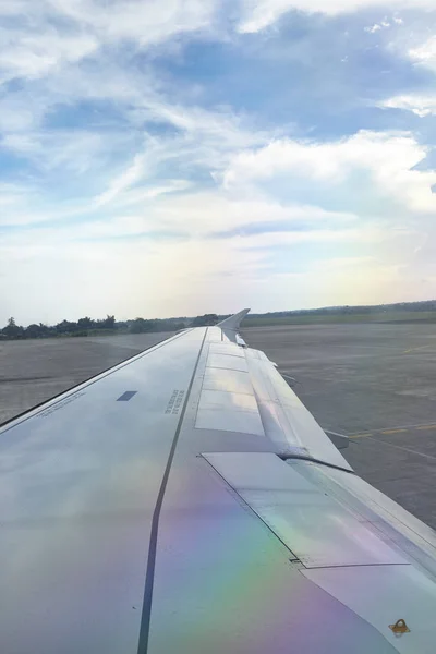 Fensteransicht des Flugzeugs auf der Flügelseite durch Sturm Stockbild