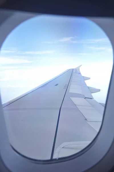 Fensteransicht des Flugzeugs auf der Flügelseite Stockbild