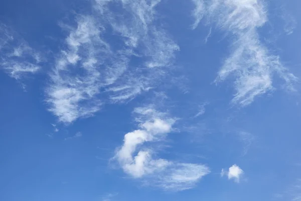 Nube su cielo blu — Foto Stock