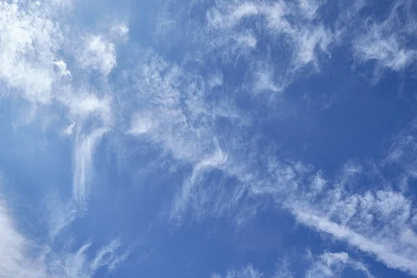 Nube su cielo blu — Foto Stock