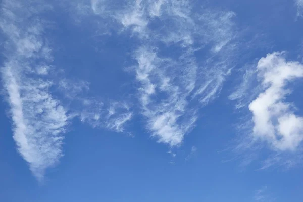 Nuvem no céu azul — Fotografia de Stock