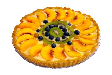 Beyaz arka planda meyveli kek.