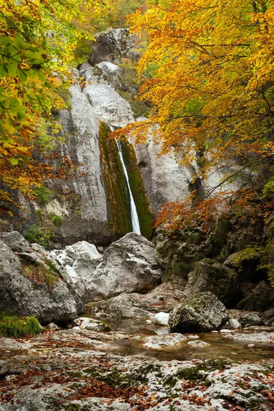 İtalya, Abruzzo Milli Parkı, Sonbaharda kayaların arasında şelale