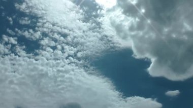 1920 x 1080 25 Fps. çok güzel parlak bulutların üstünde mavi gökyüzü ile Lens Flare Time Lapse Video.