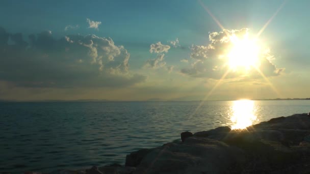 Sunset Skyline Rayos Sol Chispa Agua Mar Con Aves Marinas — Vídeos de Stock
