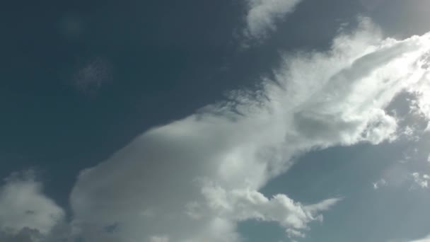 1920 1080 Fps 青に移動する非常に素晴らしい雲がきれいな曇り空の時間経過のビデオ — ストック動画