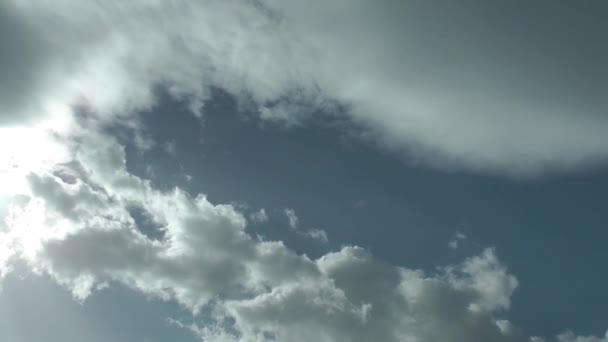 1920x1080 25 Fps. Très beaux nuages se déplaçant dans le ciel bleu propre ciel couvert Time Lapse Vidéo .