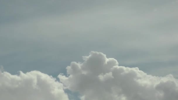 1920x1080 25 Fps. Très beaux nuages se déplaçant dans le ciel bleu propre ciel couvert Time Lapse Vidéo .