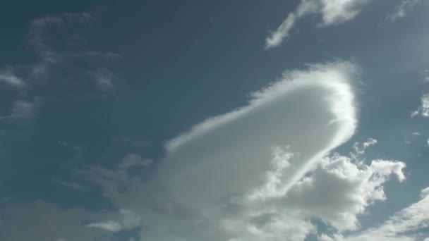 1920 1080 Fps 青に移動する非常に素晴らしい雲がきれいな曇り空の時間経過のビデオ — ストック動画