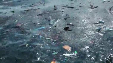 Çöp ve çöp suyun yüzeyinde yüzüyordu. Deniz yüzeyinde kirli ve plastik atık yüzen su kirliliği 