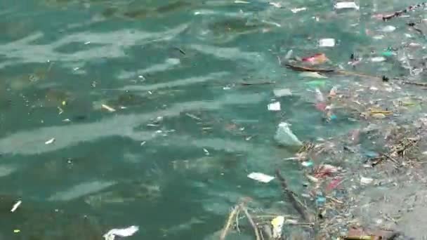 Çöp Çöp Suyun Yüzeyinde Yüzüyordu Deniz Yüzeyinde Kirli Plastik Atık — Stok video