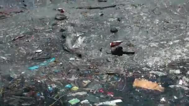 Popelnice Odpadky Plovoucí Hladině Vody Znečištění Vody Špinavými Plastovými Odpadky — Stock video