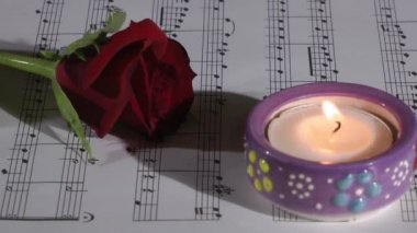 1920 x 1080 tam Hd. çok güzel mum ışığı yanan ve Rose görüntüle Video.