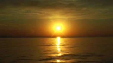 Günbatımı manzarası güneş ışınları ve ışıltı deniz suyu ile deniz kuşları üzerinde