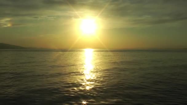 Coucher Soleil Skyline Rayons Soleil Scintillement Sur Eau Mer Avec — Video