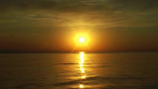 Coucher de soleil Skyline Rayons de soleil et scintillement sur l'eau de mer avec les oiseaux de mer 