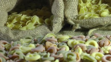 bir tablo Video döndürme 1920 x 1080 25 Fps. çok güzel sebze makarna makarna gıda.