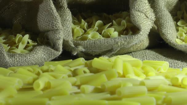 1920X1080 Fps Muy Bonito Macarrones Pasta Alimentos Girando Vídeo Mesa — Vídeos de Stock