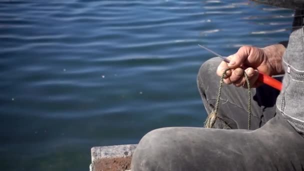 非常漂亮的老渔夫手工修补渔网的形象 — 图库视频影像