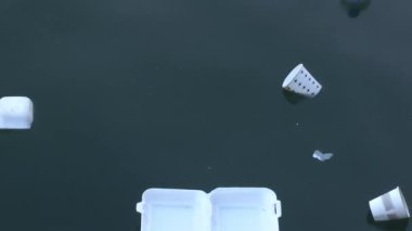 Çöp ve çöp suyun yüzeyinde yüzüyordu. Deniz yüzeyinde kirli ve plastik atık yüzen su kirliliği 