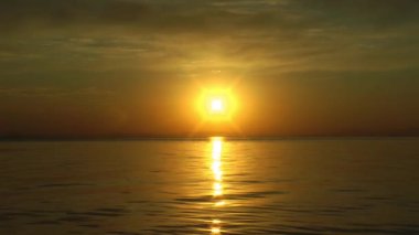 1920 x 1080 25 Fps. çok güzel sarı sonbahar güneş ışınları deniz su günbatımı video.