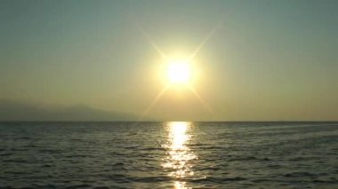 1920 x 1080 25 Fps. çok güzel bulutlar gökyüzü ve deniz parıldıyor su dalgalanma deniz su manzara video.