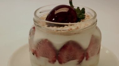 Çilekli tatlı bir tablo Video dönüm kavanoza kadar kapatın.