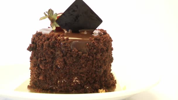 Torta Chocolate Fresa Girando Video Mesa — Vídeos de Stock