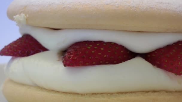 1920X1080 Fps Molto Bello Primo Piano Fragola Sandwich Torta Video — Video Stock