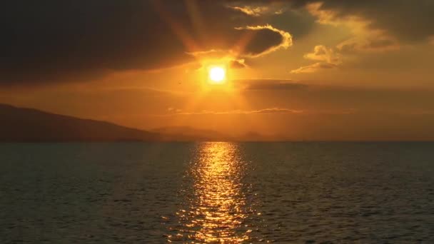 1920x1080 25 Fps. Très Beaux nuages Ciel et mer scintille Ondulation de l'eau sur l'eau de mer Paysage Vidéo .