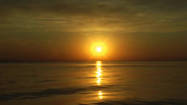 Ruhiges Wasser Sonnenuntergang Strahlen Auf Dem Meer — Stockvideo