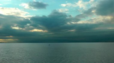 Çok güzel usulca bulutlar ve deniz günbatımı deniz manzarası Video.