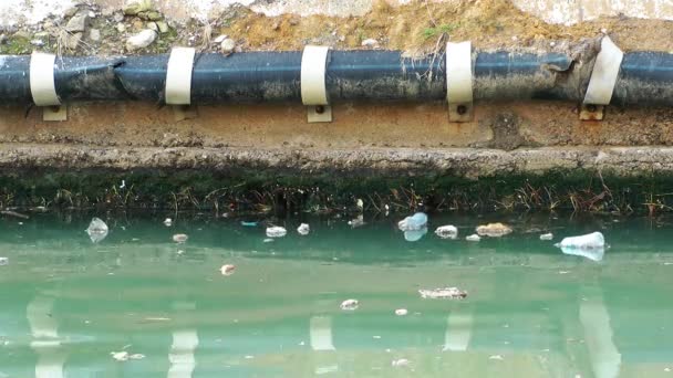 Basura Basura Flotando Superficie Del Agua Contaminación Del Agua Con — Vídeos de Stock