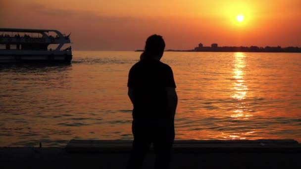 Πολύ Καλός Άνθρωπος Μόνος Στο Sunset Seaside Πλάνα — Αρχείο Βίντεο