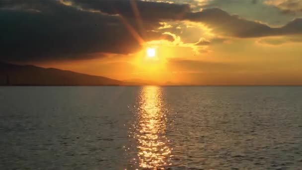 Atardecer Dorado Rayos Sol Amarillo Océano — Vídeos de Stock