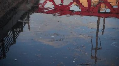 Çöp ve çöp suyun yüzeyinde yüzüyordu. Deniz yüzeyinde kirli ve plastik atık yüzen su kirliliği 