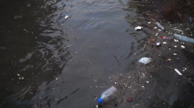 Çöp ve çöp suyun yüzeyinde yüzüyordu. Deniz yüzeyinde kirli ve plastik atık yüzen su kirliliği 