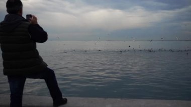 Onun Cep Telefonu ile Seabirds Resim Taking Man