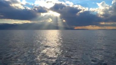 Çok güzel usulca bulutlar ve deniz günbatımı deniz manzarası Video.