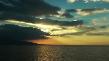 Çok güzel usulca bulutlar ve deniz günbatımı deniz manzarası Video.