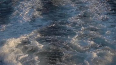 1920 x 1080 30 Fps. çok güzel. Deniz su feribot iz ile köpüklü dalga Slow Motion Video.