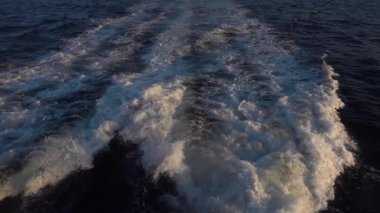 1920 x 1080 30 Fps. çok güzel. Deniz su feribot iz ile köpüklü dalga Slow Motion Video.