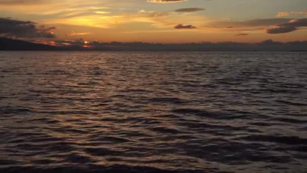 Goldener Sonnenuntergang Und Gelbe Sonnenstrahlen Meer — Stockvideo