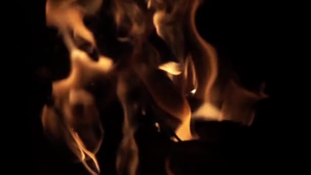 夜ビデオ燃焼薪の山のクローズ アップ ショットは 木火の炎を燃やして — ストック動画