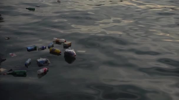 Basura Basura Flotando Superficie Del Agua Contaminación Del Agua Con — Vídeo de stock